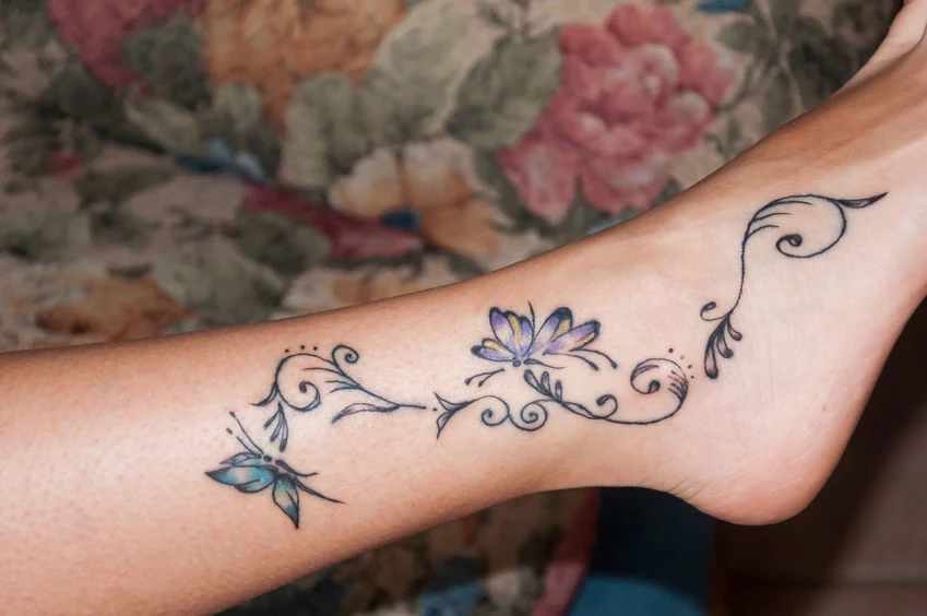 Kobiety często decydują się na tatuaż na kostce