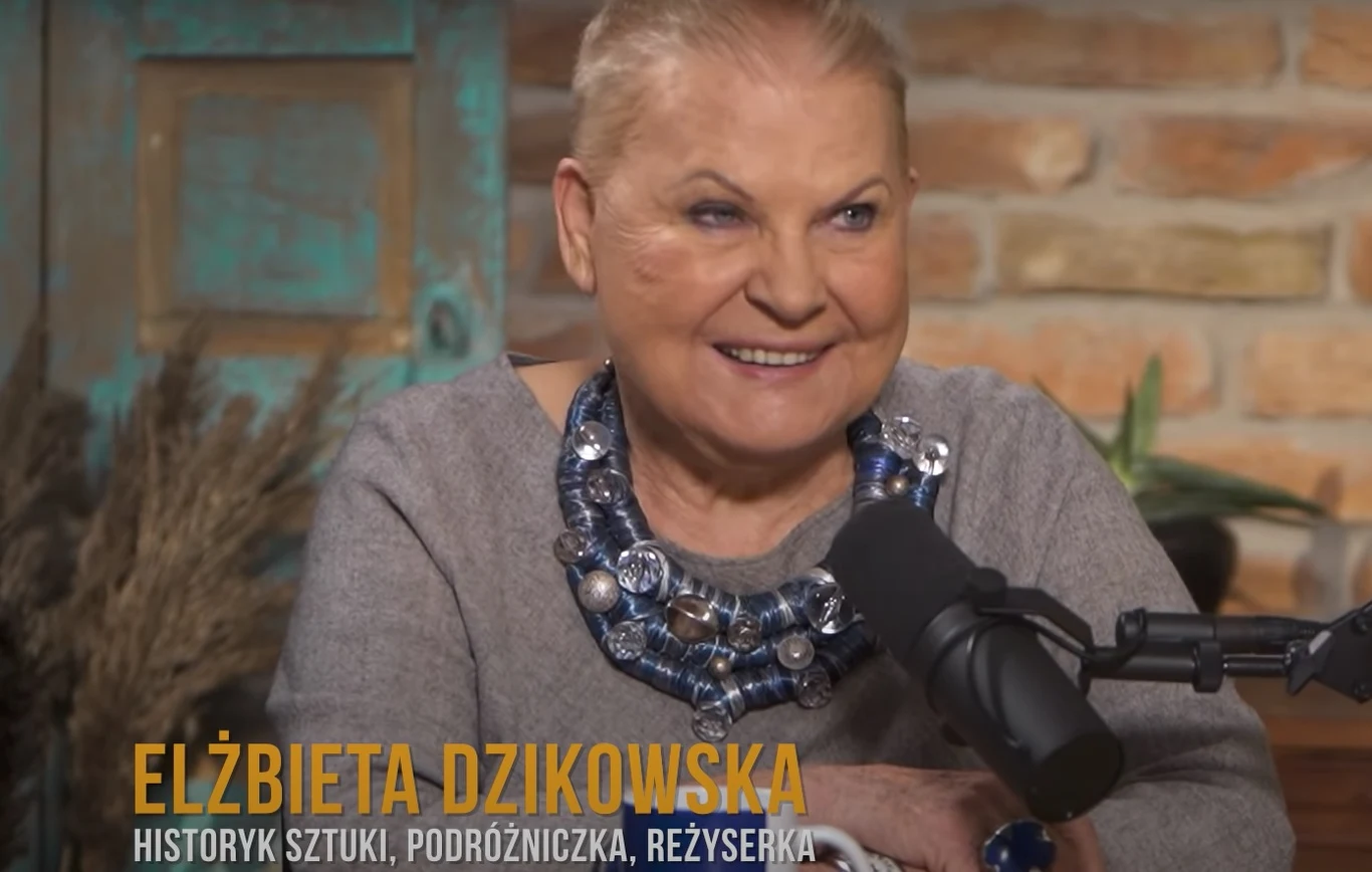 Gość premierowego odcinka Martyny Wojciechowskiej - Elżbieta Dzikowska; Screenshot z kanału "Dalej Martyna Wojciechowska"
