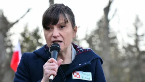 Ewa Stankiewicz na demonstracji pod ambasadą Rosji w przeddzień 5. rocznicy katastrofy pod Smoleńskiem (2015)