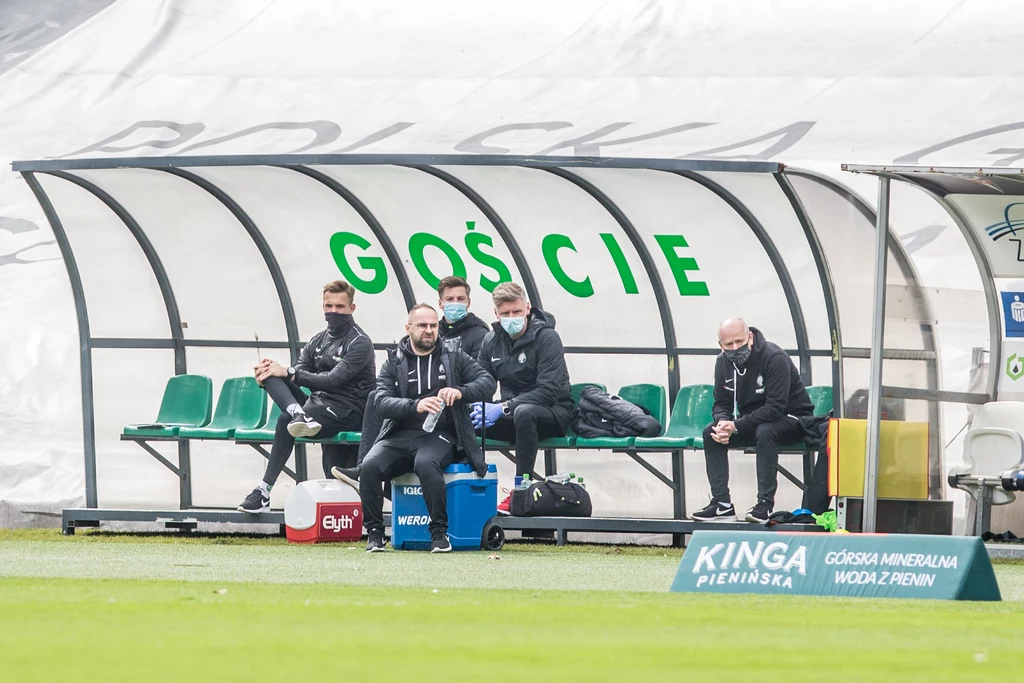 Trener Piotr Tworek na ławce Warty Poznań Trener Piotr Tworek na ławce Warty Poznań