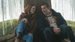 Juliane Moore i Clive Owen w scenie z serialu "Historia Lisey"