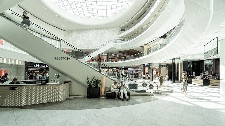 Wnętrze galerii handlowej. Galeria handlowa podczas lockdownu.