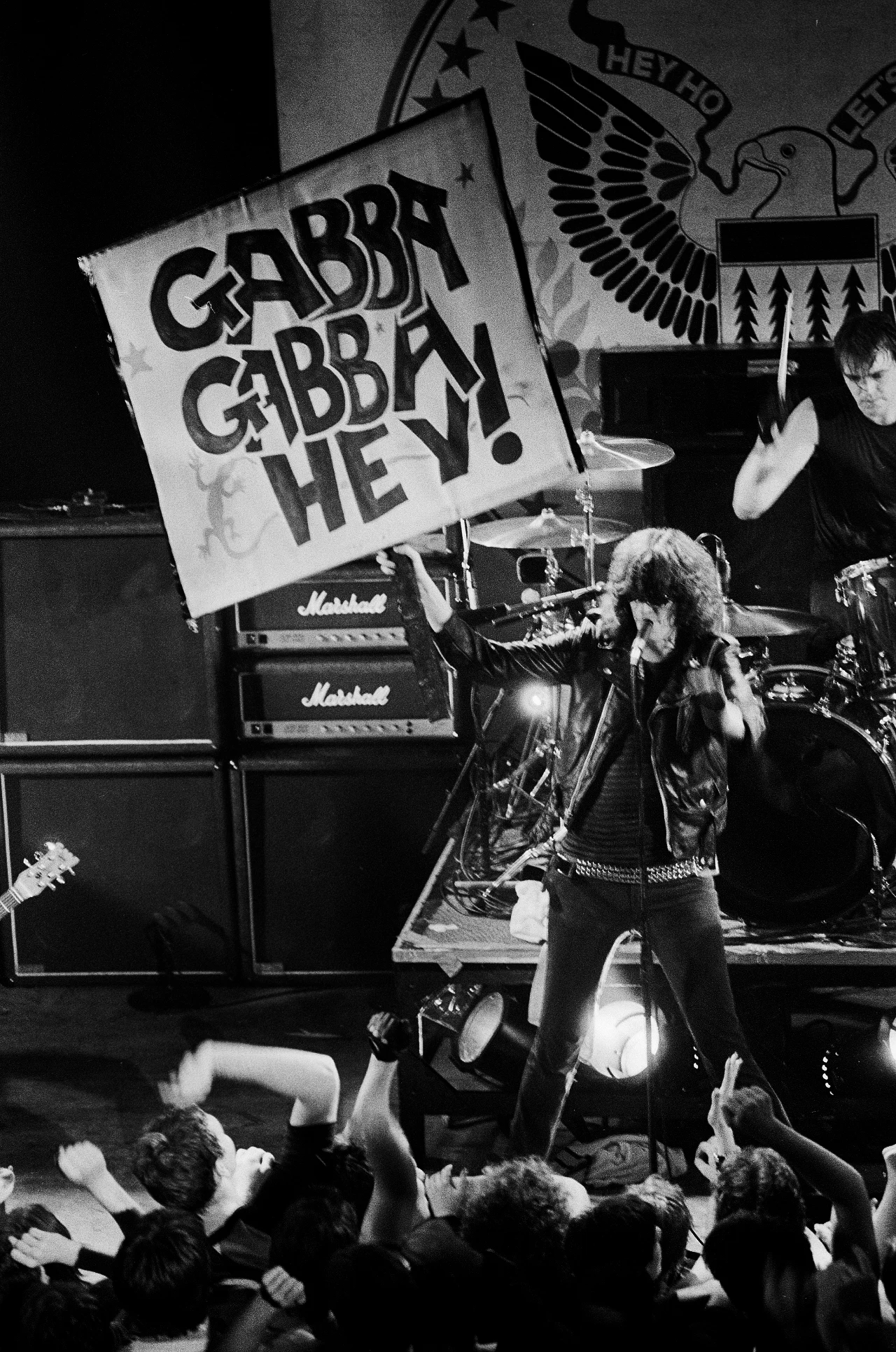 Muzyka The Ramones wywołała szok, bo była inna od wszystkiego, czego w tamtych czasach się słuchało. Dopiero po debiucie The Ramones "sypnęło" punkiem: wystrzeliły kariery działający już od 1975 roku Sex Pistols oraz The Clash czy The Damned. W pierwszym szeregu muzycznej i światopoglądowej rewolucji kroczył Joey Ramone, przewyższający pozostałych pionierów punk rocka nie tylko z powodu imponującego wzrostu (miał prawie 2 metry wzrostu). The Ramones byli najszybsi, najbardziej hałaśliwi i prymitywni. Reszta patrzyła i podążała za nimi. Muzyka The Ramones wywołała szok, bo była inna od wszystkiego, czego w tamtych czasach się słuchało. Dopiero po debiucie The Ramones "sypnęło" punkiem: wystrzeliły kariery działający już od 1975 roku Sex Pistols oraz The Clash czy The Damned. W pierwszym szeregu muzycznej i światopoglądowej rewolucji kroczył Joey Ramone, przewyższający pozostałych pionierów punk rocka nie tylko z powodu imponującego wzrostu (miał prawie 2 metry wzrostu). The Ramones byli najszybsi, najbardziej hałaśliwi i prymitywni. Reszta patrzyła i podążała za nimi.