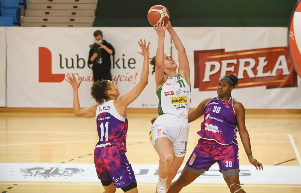 Shante Evans i Cierra Burdick z KS Basket 25 Bydgoszcz,, w środku Elisabeth Pavel (Pszczolka Polski Cukier AZS UMCS Lublin) Shante Evans i Cierra Burdick z KS Basket 25 Bydgoszcz,, w środku Elisabeth Pavel (Pszczolka Polski Cukier AZS UMCS Lublin)