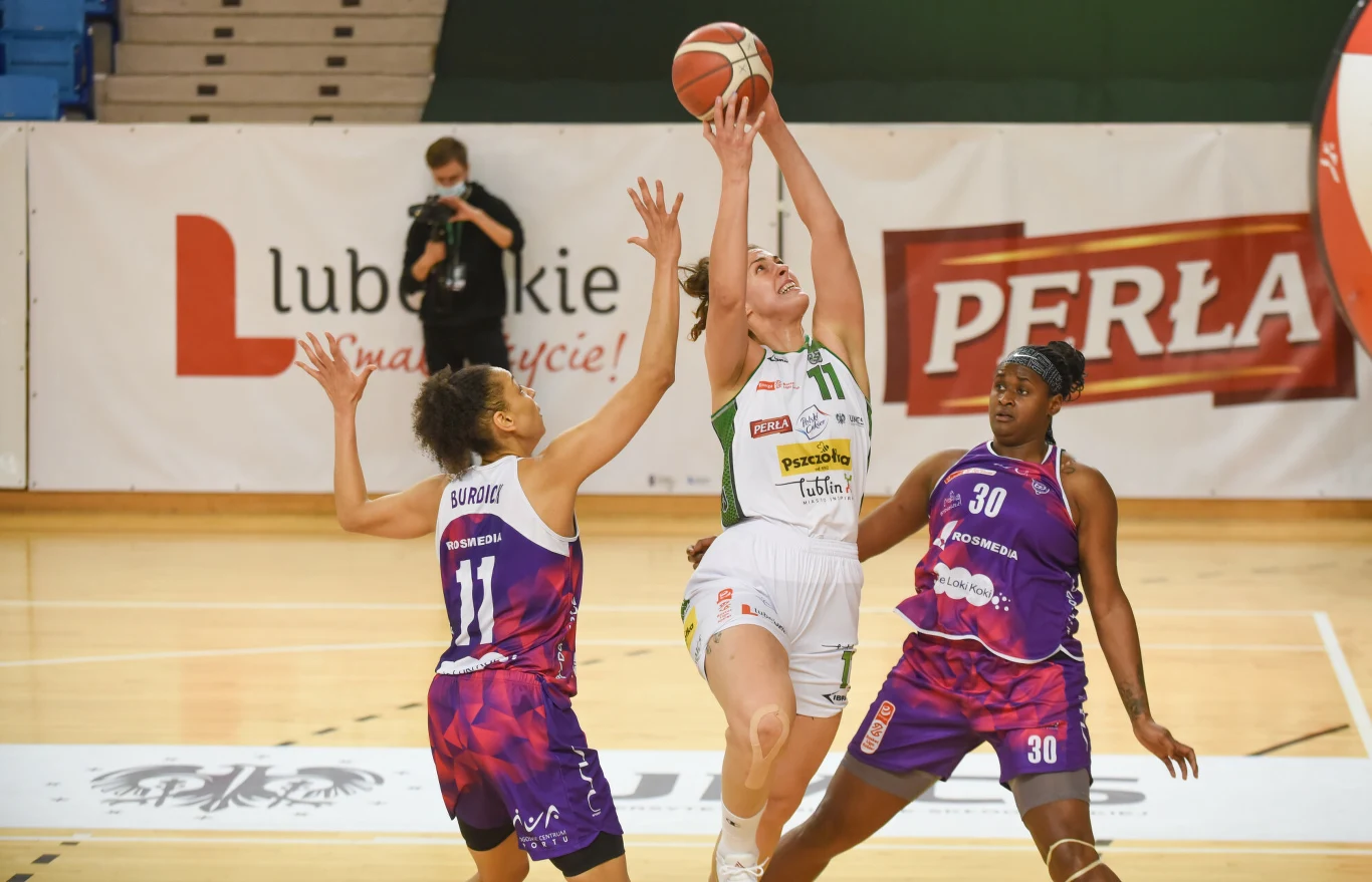 Shante Evans i Cierra Burdick z KS Basket 25 Bydgoszcz,, w środku Elisabeth Pavel (Pszczolka Polski Cukier AZS UMCS Lublin) Shante Evans i Cierra Burdick z KS Basket 25 Bydgoszcz,, w środku Elisabeth Pavel (Pszczolka Polski Cukier AZS UMCS Lublin)