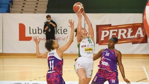 Shante Evans i Cierra Burdick  z KS Basket 25 Bydgoszcz,, w środku Elisabeth Pavel (Pszczolka Polski Cukier AZS UMCS Lublin)