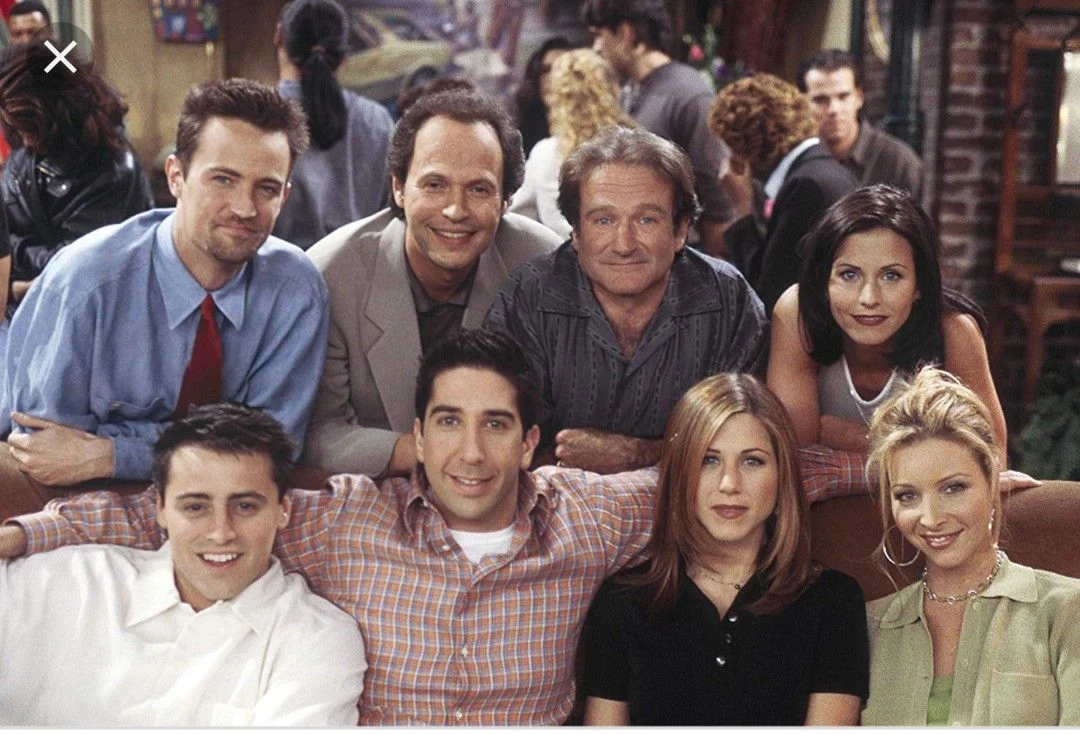 Mistrzowie improwizacji: Robin Williams i Billy Crystal (sezon 3, odcinek 24)

Przyjaciele jak zwykle spędzają czas w kawiarni Central Perk. Monica zaczyna opowiadać pewną historię, kiedy dwóch dziwnie wyglądających facetów (Williams i Crystal) siada przy sąsiednim stoliku. Williams głośno narzeka, że zdradza go żona. Na dodatek, podejrzewa, że jej kochankiem jest jej ginekolog. Monica bezskutecznie próbuje coś powiedzieć, ale szybko się poddaje i mówi przyjaciołom, że opowieść, jaką snują dwaj ekscentryczni mężczyźni jest zapewne znacznie ciekawsze i warto jej posłuchać. Monica ma rację: kilka sekund później okazuje się, że granemu przez Williamsa bohaterowi rogi przyprawia jego własny przyjaciel, czyli Billy Crystal, który w teatralnym geście wychodzi z kawiarni. 

Williams i Crystal blisko przyjaźnili się ze sobą aż do tragicznej, przedwczesnej śmierci Williamsa. W tamtym okresie obaj grali w filmie, do którego zdjęcia były kręcone w tym samym studiu, co serial. Kiedy obaj aktorzy odwiedzili plan serialu "Przyjaciele", zaczepił ich jeden ze scenarzystów, któremu udało się przekonać Williamsa i Crystala, wówczas już znanych na całym świecie aktorów, żeby wystąpili w epizodycznych rolach. Całkowicie improwizowana scena została nakręcona tego samego dnia. Ich umiejętności improwizacji zrobiły piorunujące wrażenie na aktorach serialu Przyjaciele. W pewnym momencie Matt LeBlanc (Joey) spontanicznie przerwał prowadzoną przez nich rozmowę, pytając się, czy owym ginekologiem jest Billy Crystal. Crystal odpowiedział mu błyskawicznie, żeby nie wchodził im w słowo, bo to prywatna rozmowa. Courtney Cox (Monica) zaimprowizowała później, odpowiadając na ostatnie pytanie Lisy Kudrow. Stwierdziła, że nie pamięta, co chciała powiedzieć.