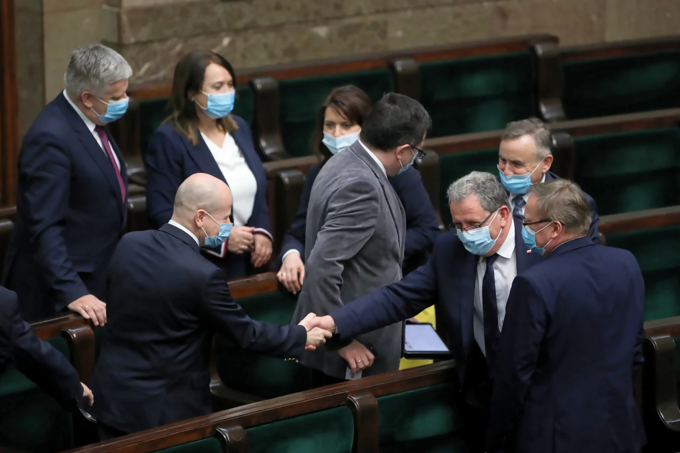 Bartłomiej Wróblewski (z lewej) odbiera gratulacje Bartłomiej Wróblewski (z lewej) odbiera gratulacje