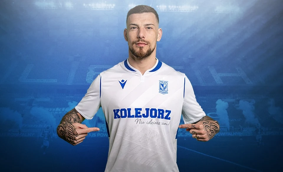 Okazjonalna koszulka Lecha Poznań dla kibiców. Prezentuje Pedro Tiba