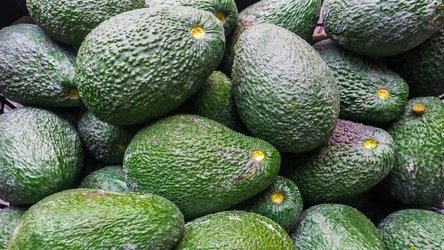 Zastanawiasz się, jak rozpoznać najzdrowsze awokado? Proste triki pozwolą ci szybko znaleźć w sklepie najlepszy owoc