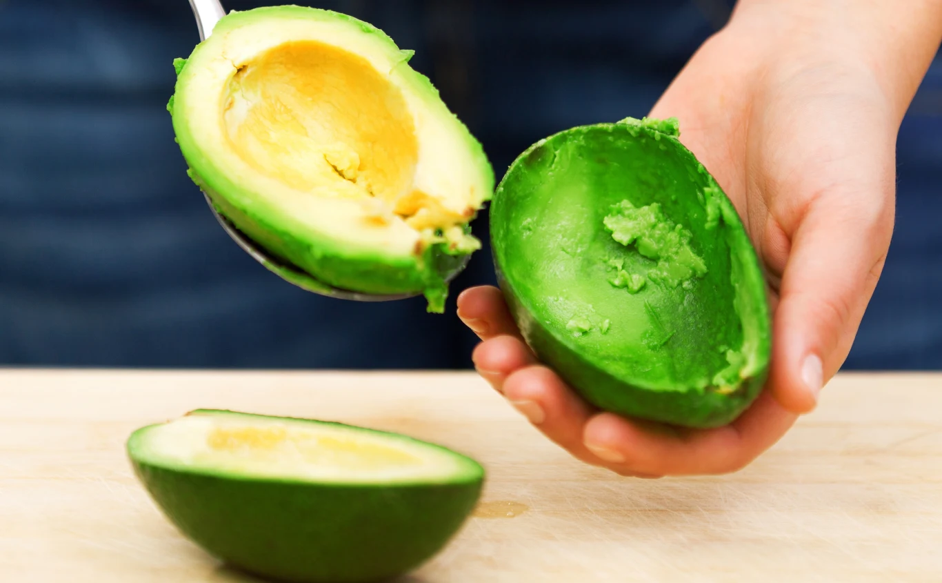 Awokado jako jeden ze składników zileonego koktajlu dostarcza zdrowych tłuszczów jednonienasyconych i dba o uczucie sytości na długi czas