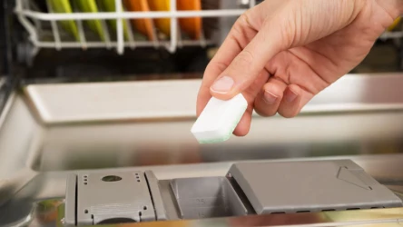 Domowe kostki do zmywarki można zrobić z kilku składników, które większość ma w domu 