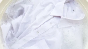 Jak wybielić białe koszule? Sprytny trik na ostatni moment 