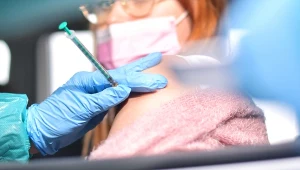 Szczepienia drive-thru. Były szef GIS: Każda próba przyspieszenia jest dobra