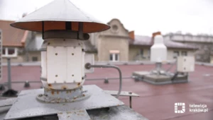 Kraków: Deszczomierze na dachach budynków pomagają w określeniu ilości opadów