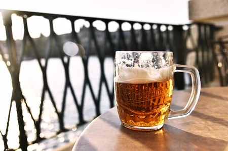Stokrotka wprowadza promocję z darmowym piwem