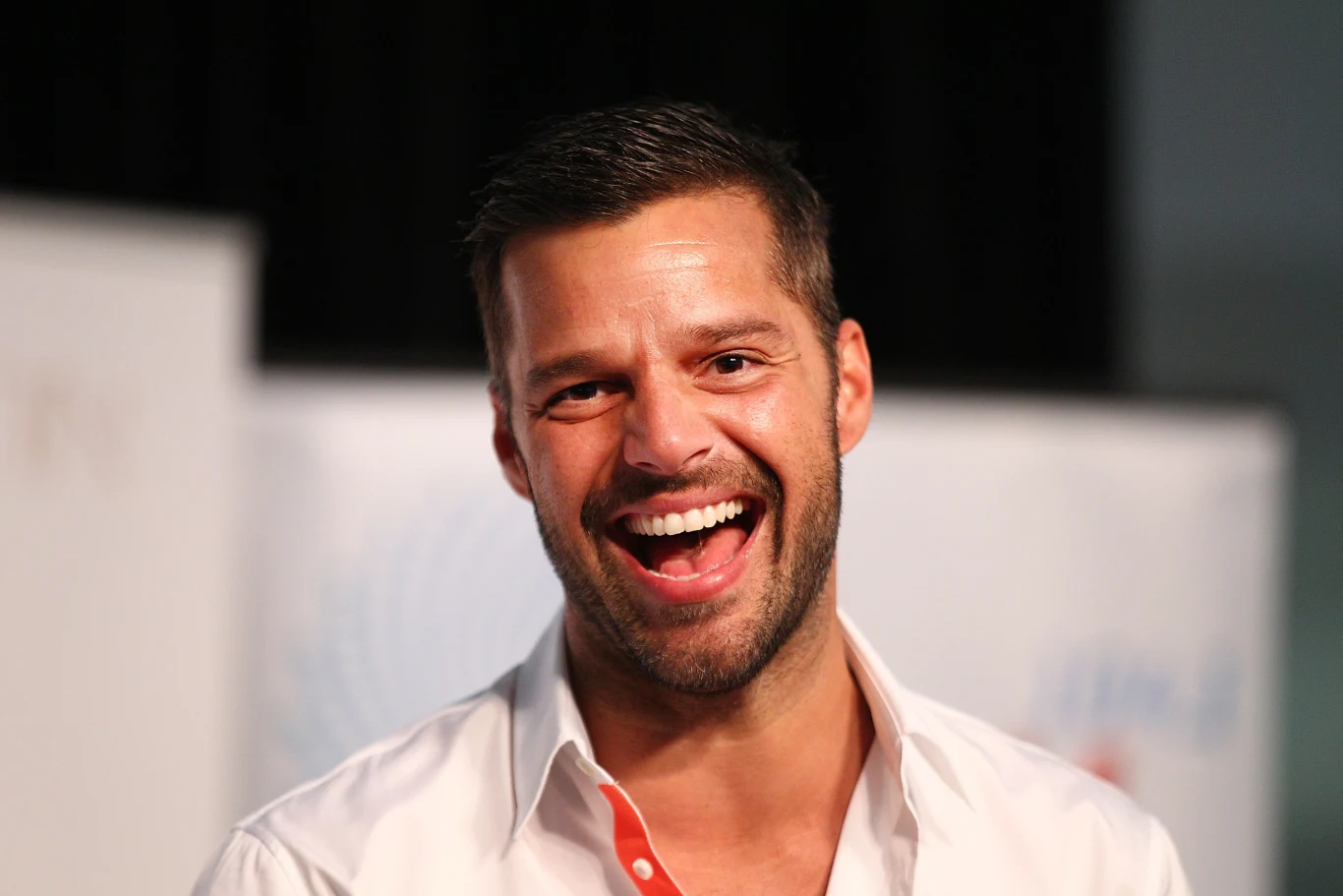 Ricky Martin pokazał się w nowym teledysku z blond brodą Ricky Martin pokazał się w nowym teledysku z blond brodą