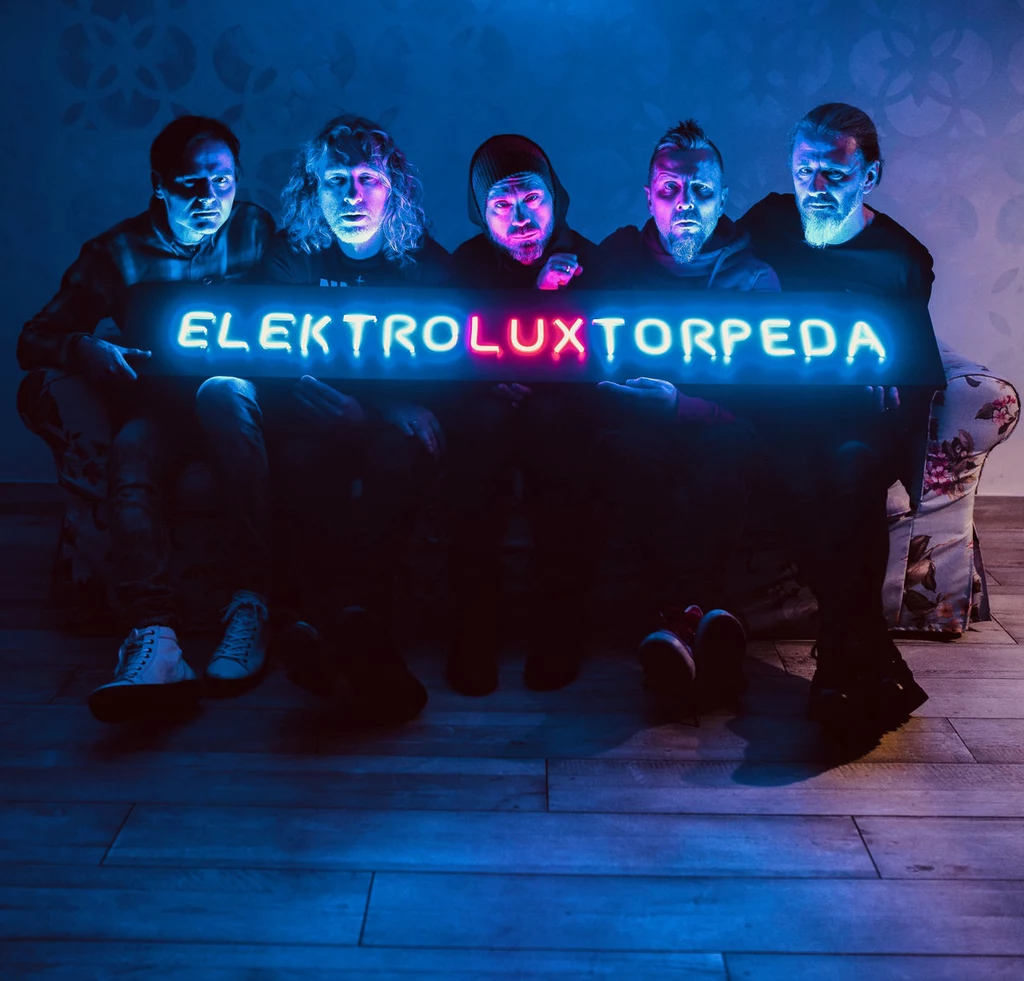 Luxtorpeda na okładce płyty "Elektroluxtorpeda"