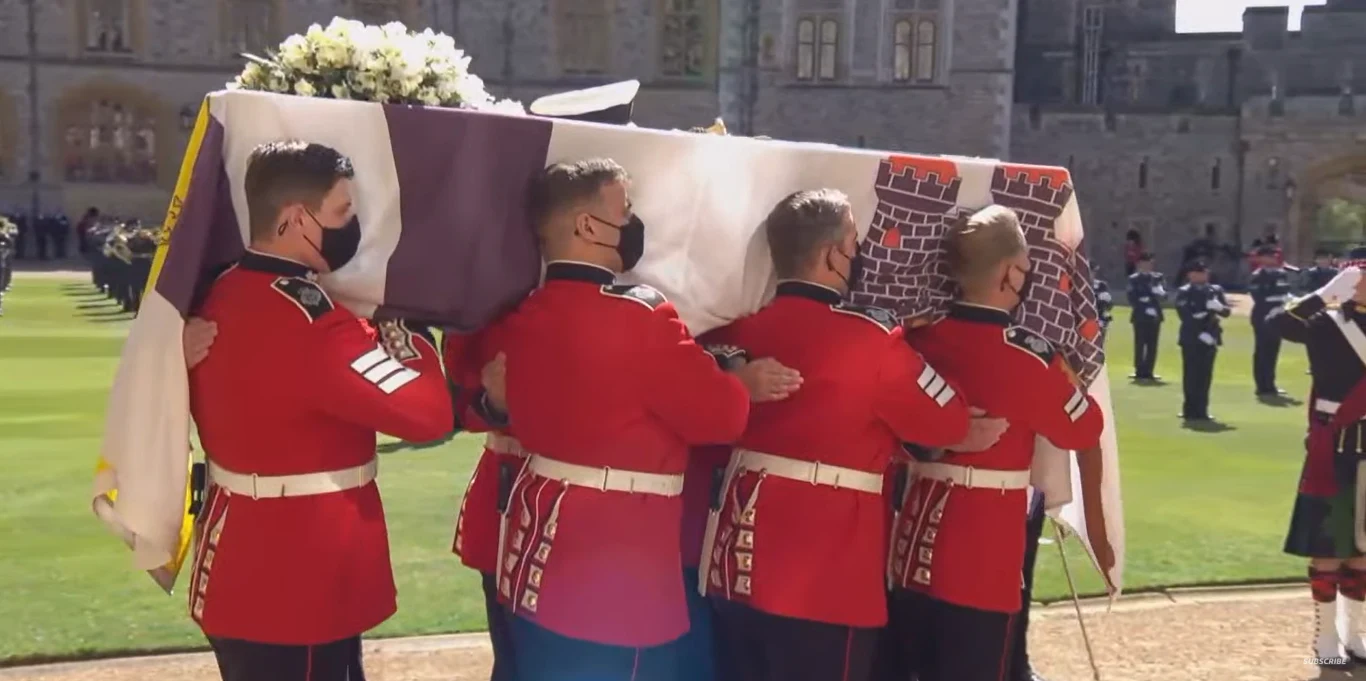 Screen z transmisji BBC z pogrzebu.