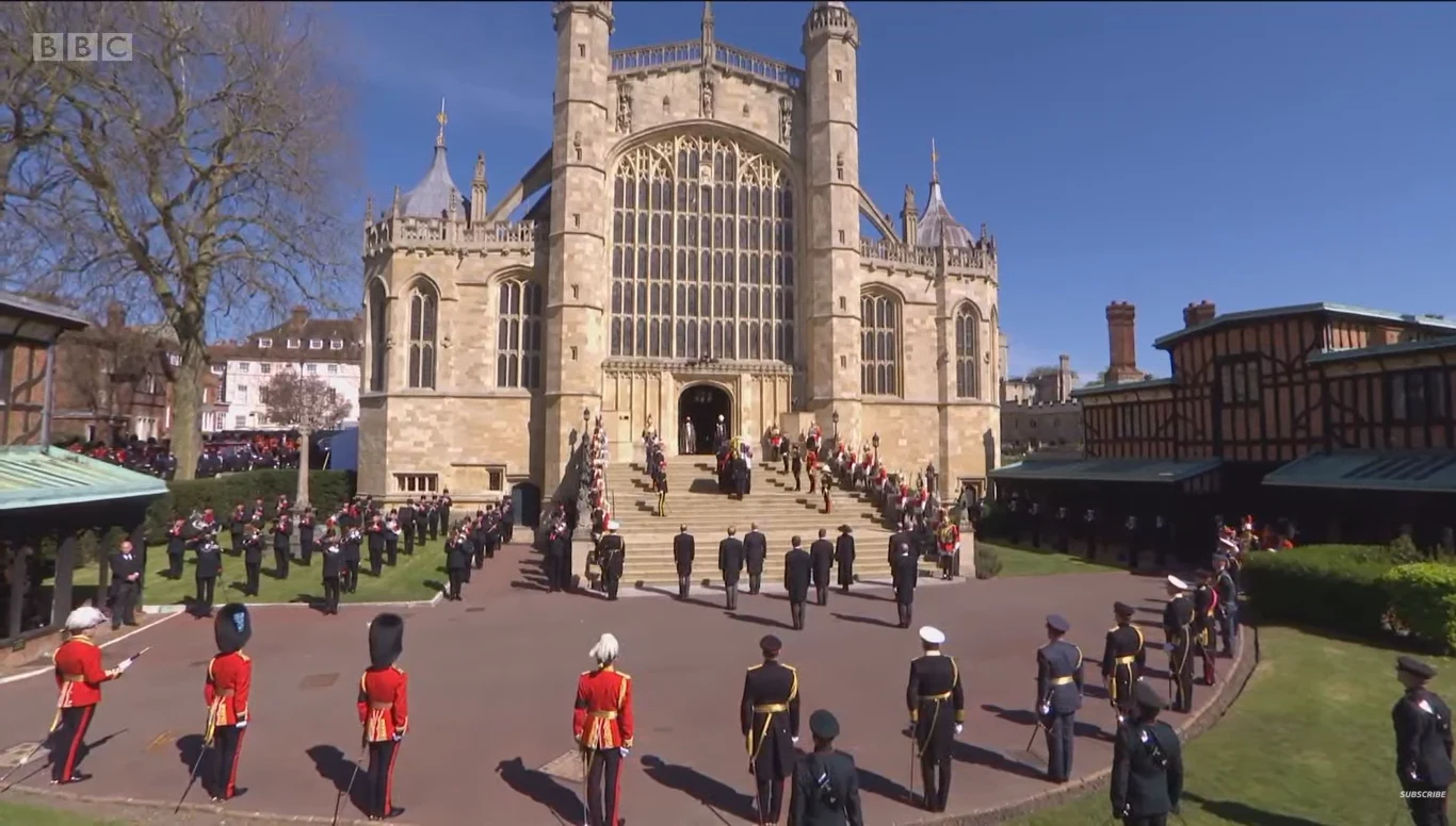 Screen z transmisji BBC z pogrzebu.