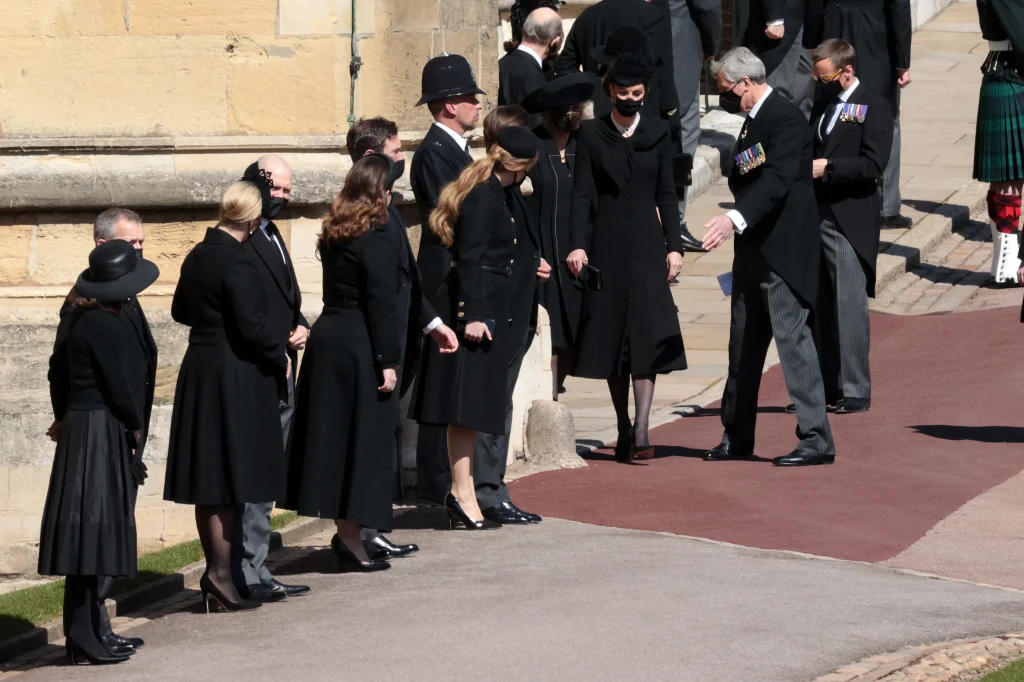Na uroczystości pogrzebowej zjawiła się tylko najbliższa rodzina księcia Filipa - dzieci oraz wnuki. Na zdjęciu księżniczka Beatrice z mężem, księżniczka Eugenia z mężem, księżna Kate. Na uroczystości pogrzebowej zjawiła się tylko najbliższa rodzina księcia Filipa - dzieci oraz wnuki. Na zdjęciu księżniczka Beatrice z mężem, księżniczka Eugenia z mężem, księżna Kate.