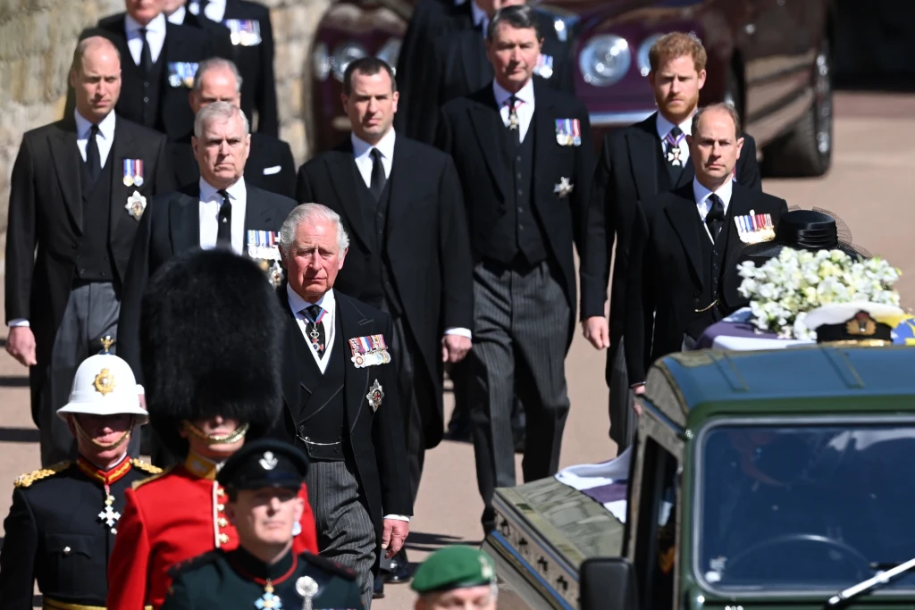 Książę William, książę Karol, książę Harry, książę Andrzej podążają za karawanem. Książę William, książę Karol, książę Harry, książę Andrzej podążają za karawanem.