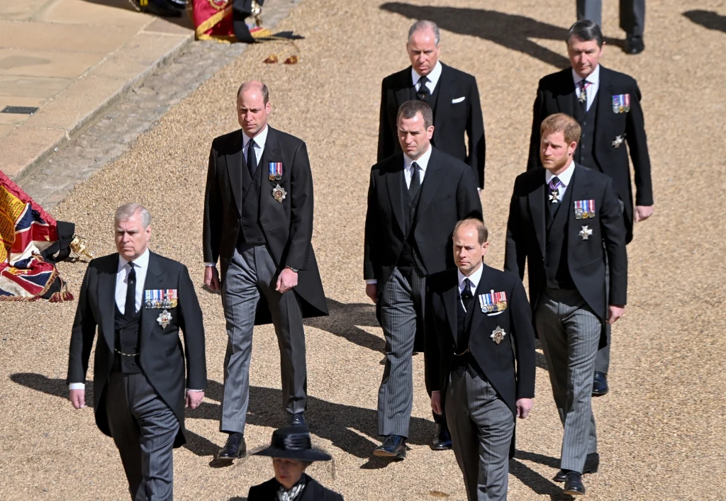 Książę William, książę Harry, książę Karol, książę Andrzej idą w oficjalnym pochodzie. Królowa Elżbieta II zdecydowała, że z powodu stanu zdrowia nie weźmie w nim udziału. Została zawieziona przez szofera. Książę William, książę Harry, książę Karol, książę Andrzej idą w oficjalnym pochodzie. Królowa Elżbieta II zdecydowała, że z powodu stanu zdrowia nie weźmie w nim udziału. Została zawieziona przez szofera.