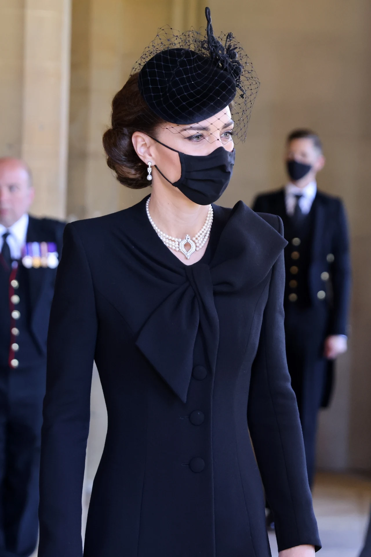 Księżna Kate zjawiła się na ceremonii w czarnej, eleganckiej sukience marki Roland Mouret. Stylizację dopełniła biżuterią z białego złota. Księżna Kate zjawiła się na ceremonii w czarnej, eleganckiej sukience marki Roland Mouret. Stylizację dopełniła biżuterią z białego złota.