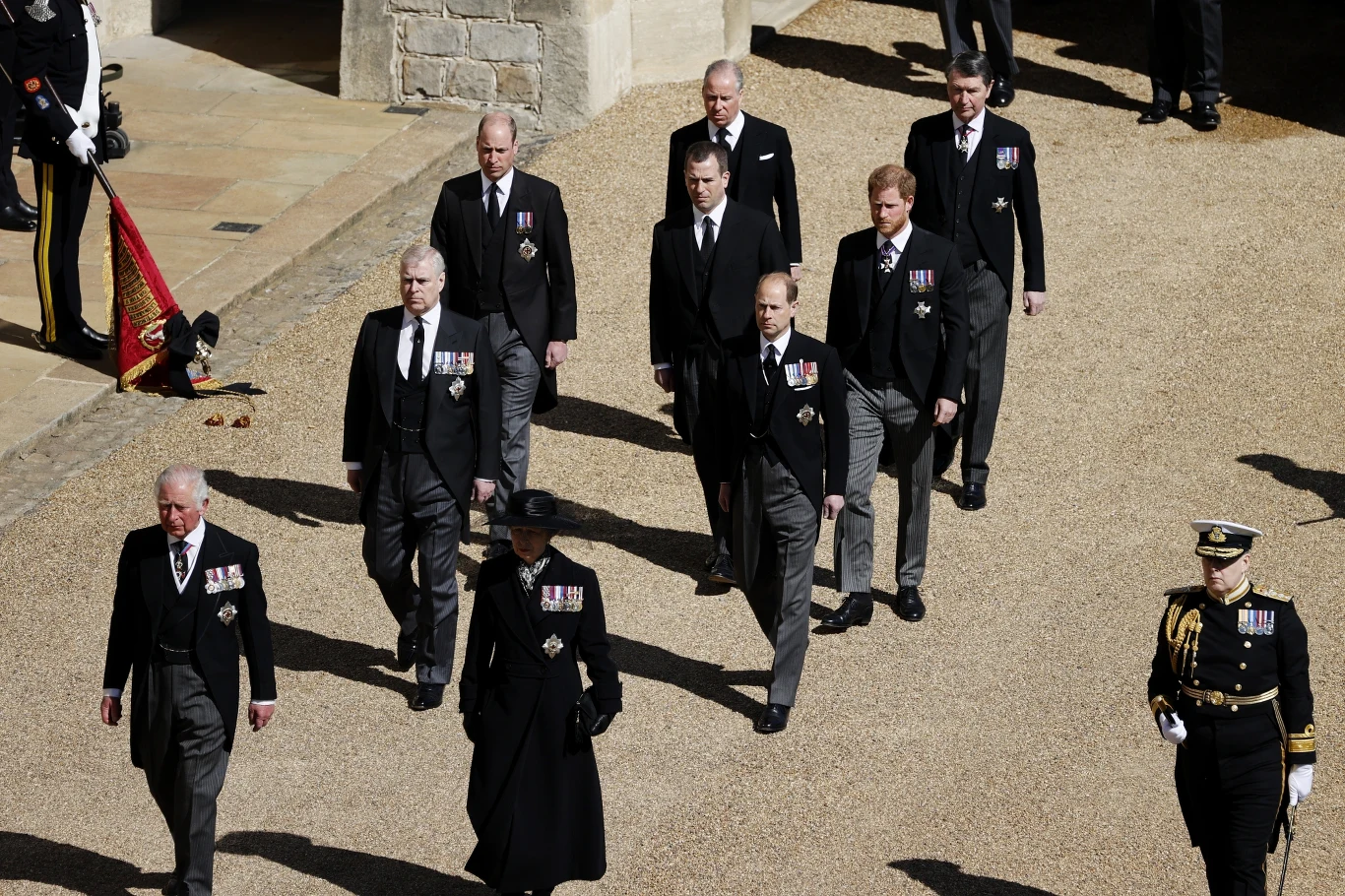 W pożegnalnym pochodzie wzięli udział tylko najbliżsi. Między księciem Harrym, a księciem Williamem idzie ich kuzyn, Peter Phillips 