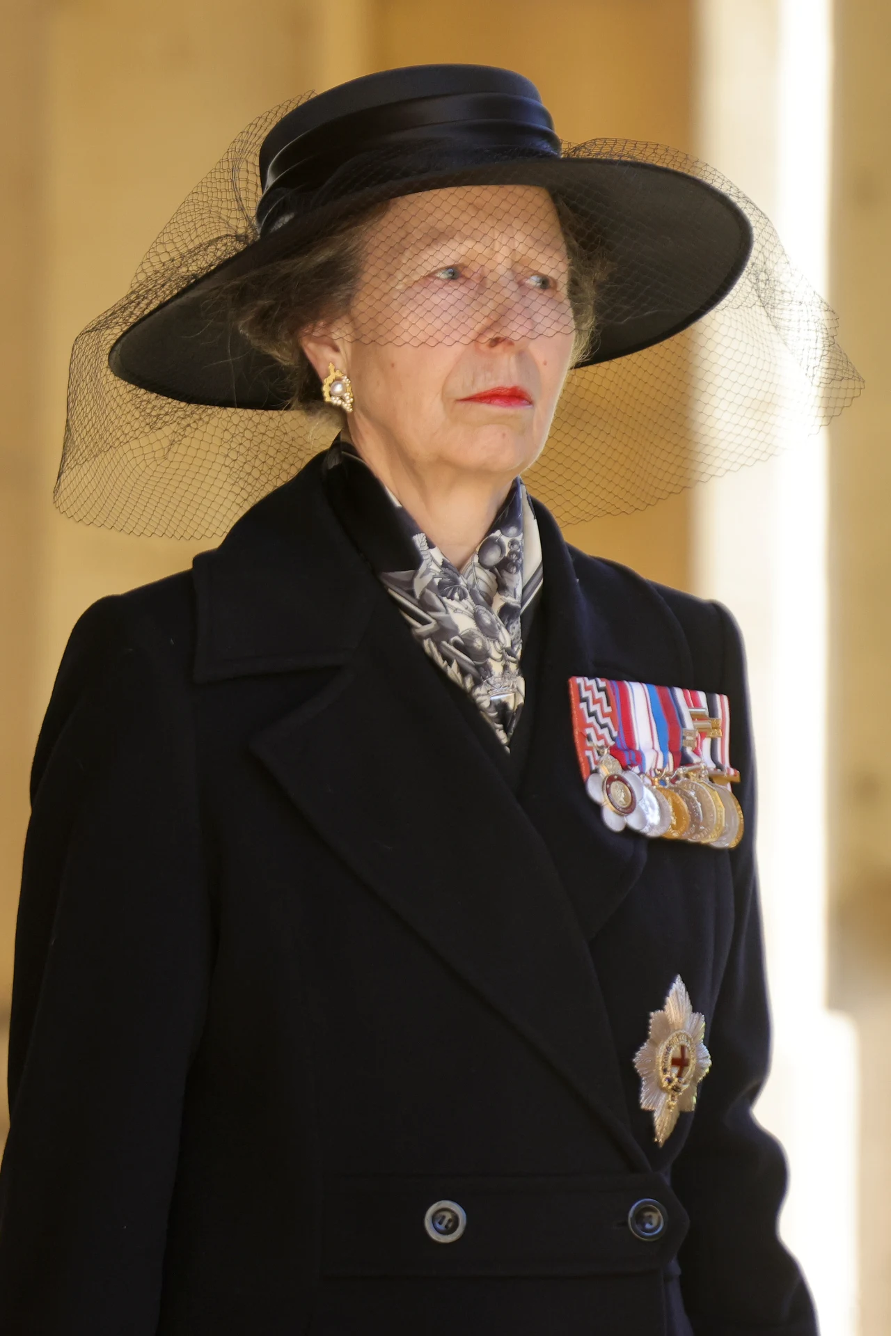 Księżna Anna żegna ojca w eleganckiej garsonce z odznaczeniami. Księżna Anna żegna ojca w eleganckiej garsonce z odznaczeniami.