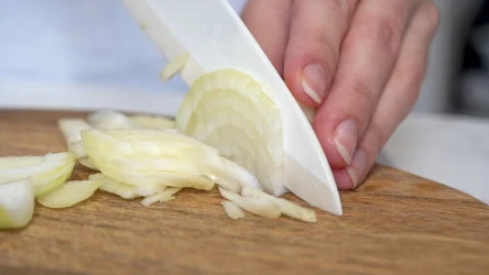 Zapomnij o piekących oczach podczas krojenia cebuli. Tak posiekasz ją bez płaczu