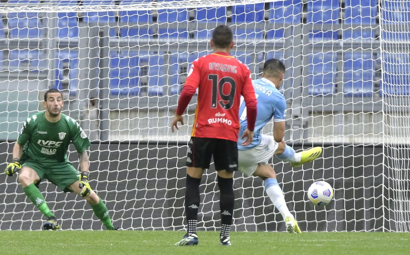 Joaquin Correa pewnie wpakował piłkę do siatki po rzucie karnym 