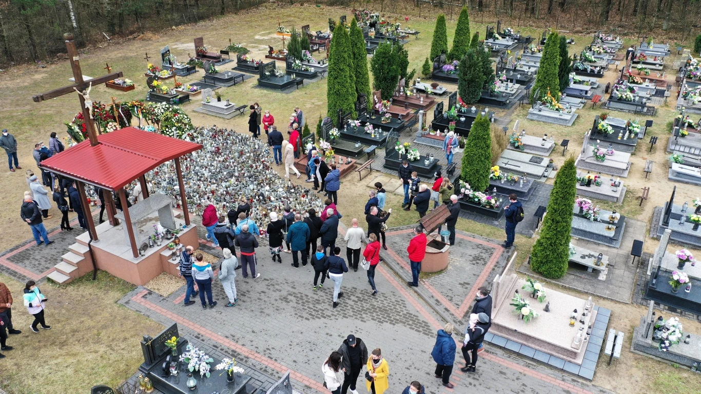 Zobacz zdjęcia grobu Krzysztofa Krawczyka w Grotnikach