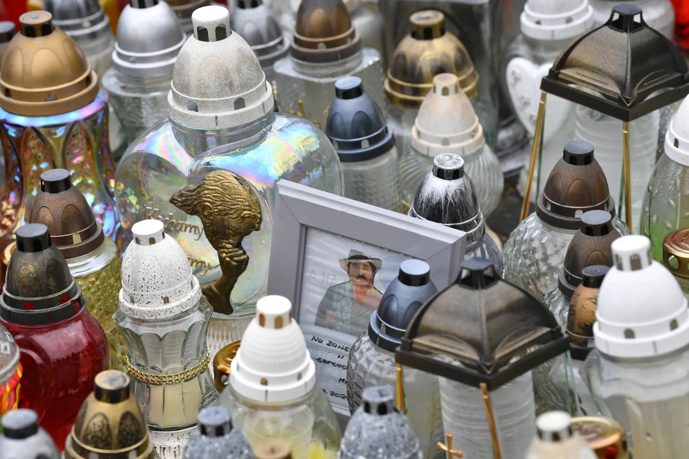 Zobacz zdjęcia grobu Krzysztofa Krawczyka w Grotnikach