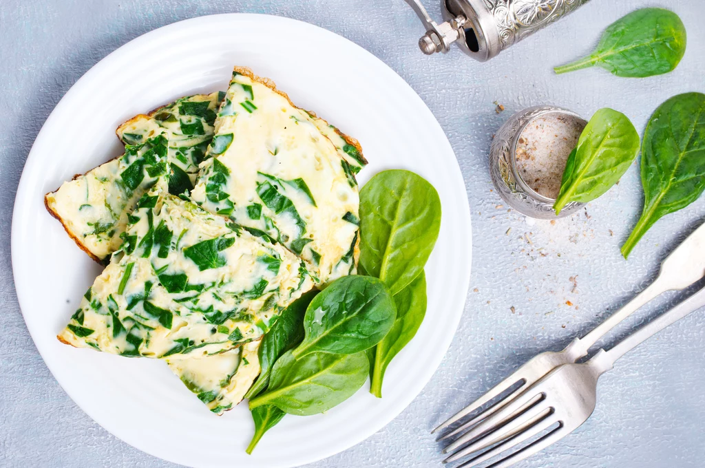 Omlet ze szpinakiem jest zdrowy i apetyczny