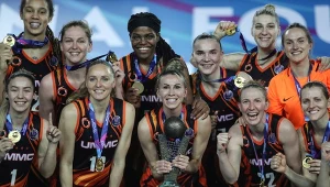 Koszykarki UMMC Jekaterynburg z trofeum