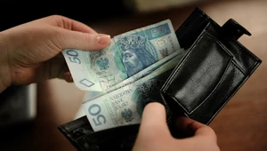Polacy gromadzą zapasy i pieniądze 