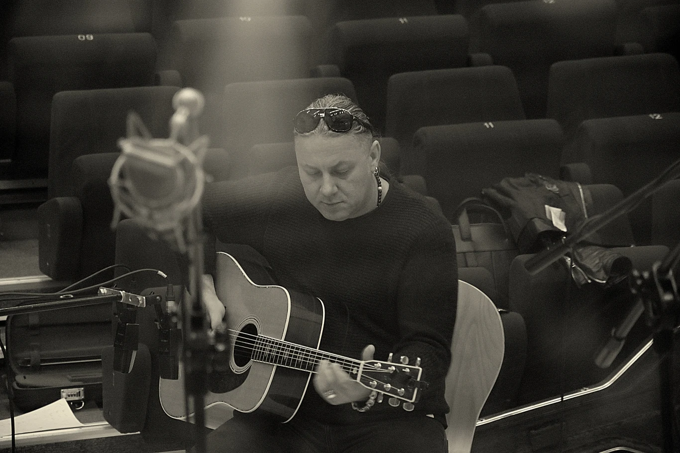 Sebastian Riedel i jego goście podczas pracy w studiu