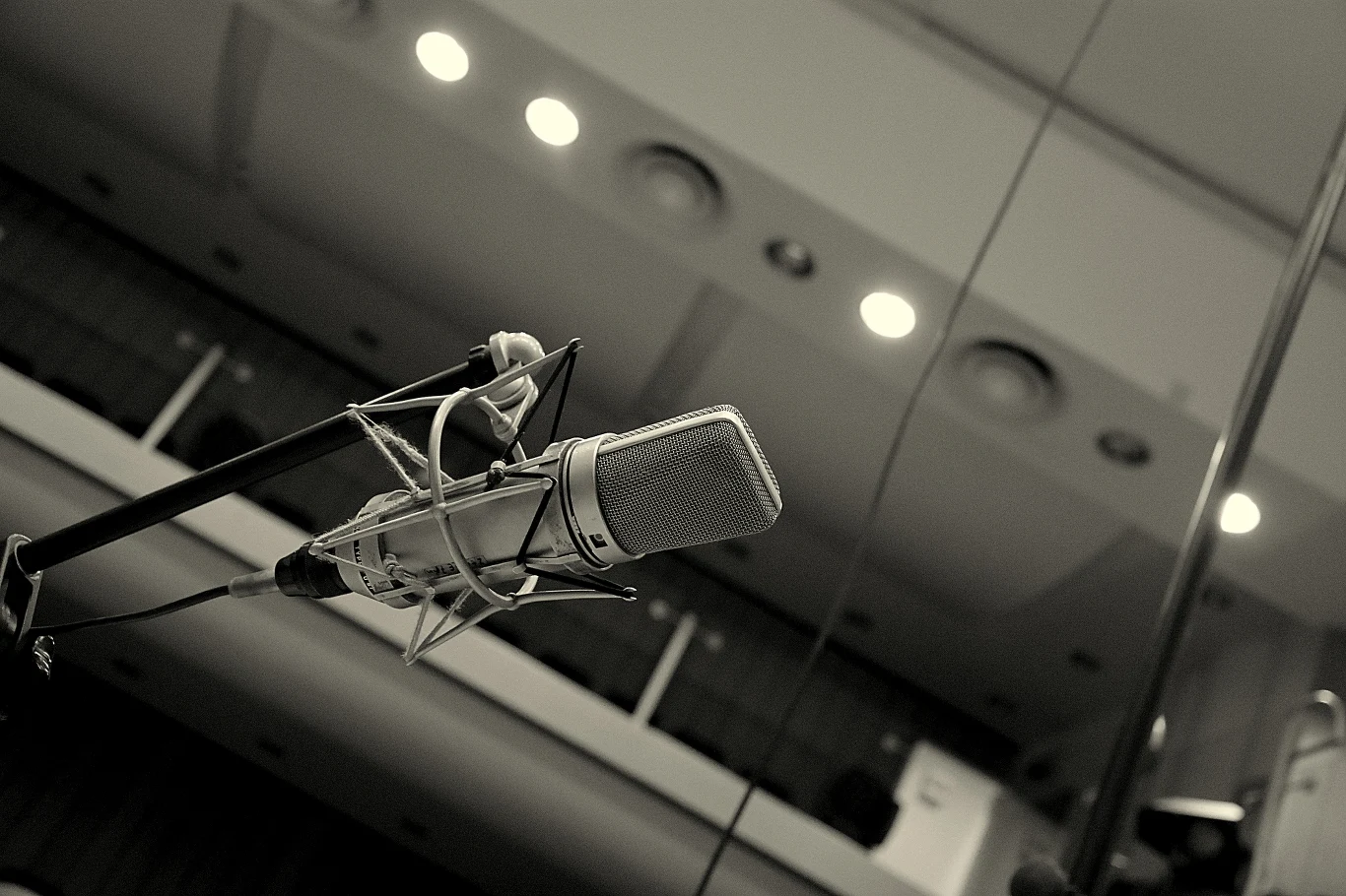 Sebastian Riedel i jego goście podczas pracy w studiu