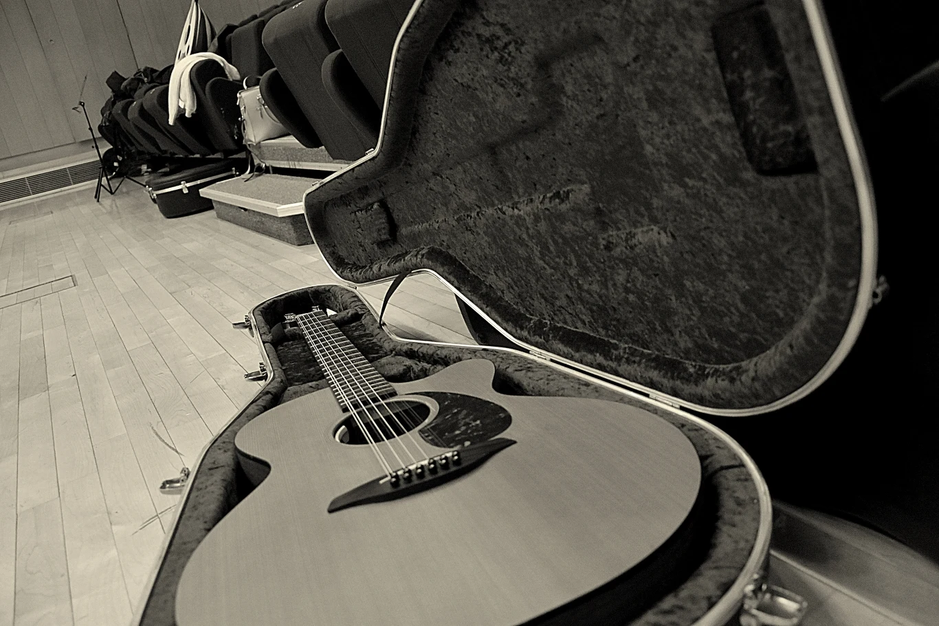 Sebastian Riedel i jego goście podczas pracy w studiu