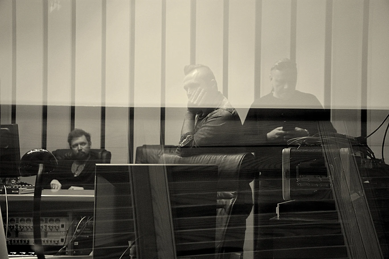 Sebastian Riedel i jego goście podczas pracy w studiu