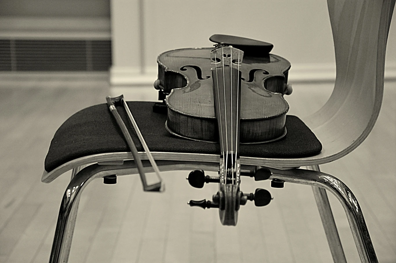 Sebastian Riedel i jego goście podczas pracy w studiu