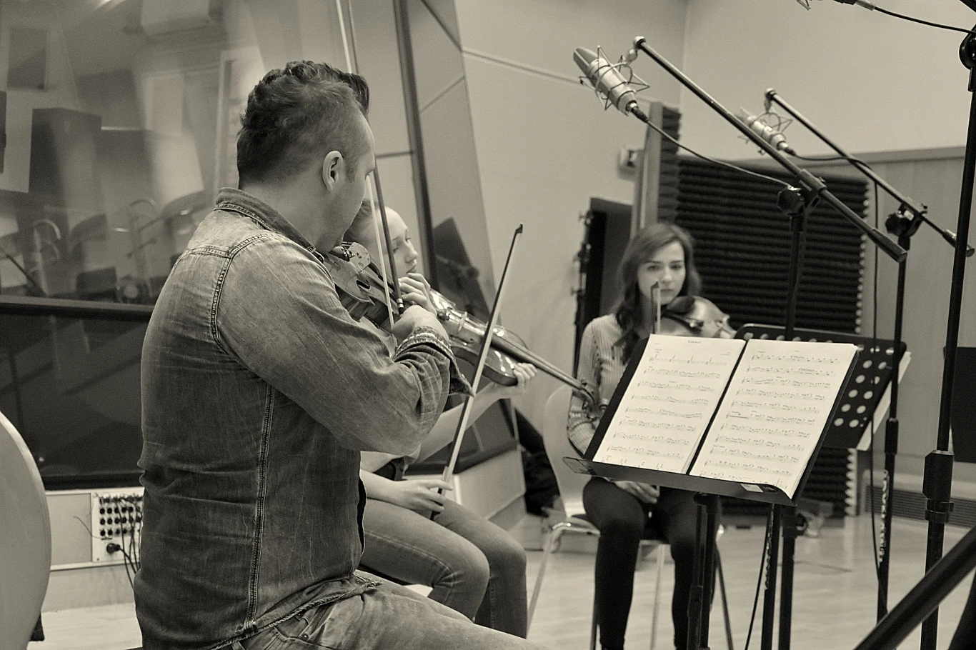 Sebastian Riedel i jego goście podczas pracy w studiu