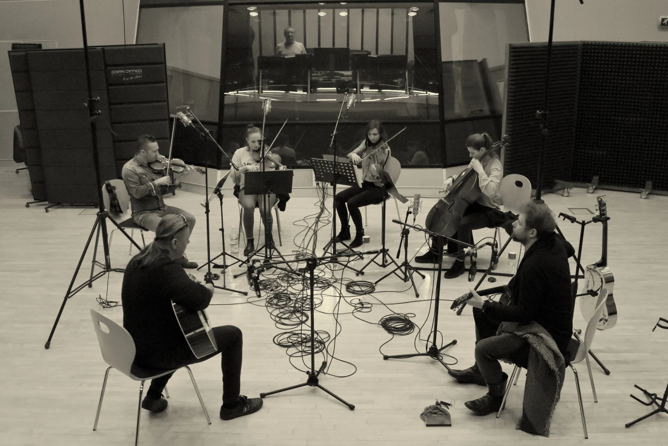 Sebastian Riedel i jego goście podczas pracy w studiu