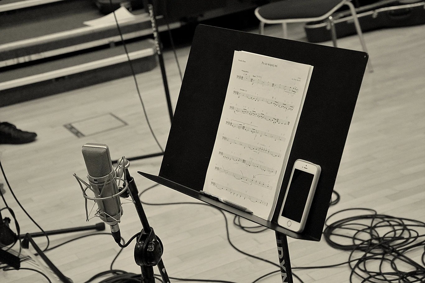 Sebastian Riedel i jego goście podczas pracy w studiu