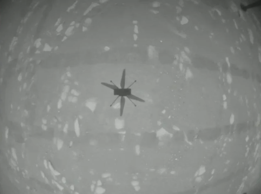 Zdjęcie wykonane z pokładu Ingenuity (widać cień helikoptera) 