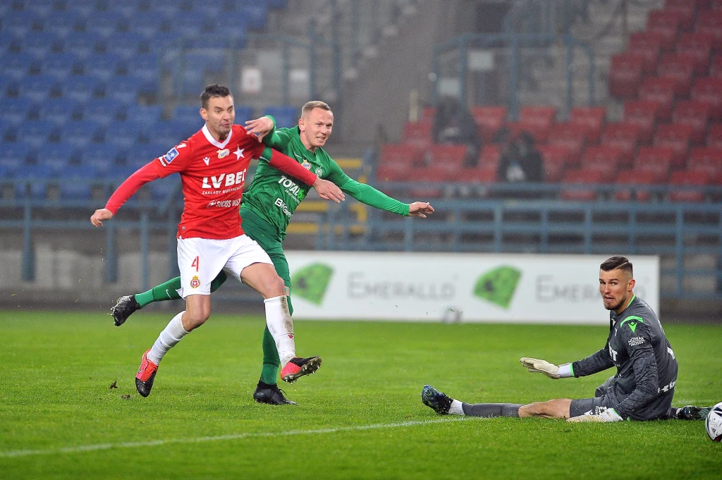 Mateusz Kuzimski z Warty Poznań strzela zwycięskiego gola w meczu PKO Ekstraklasy z Wisłą Kraków