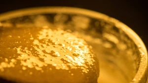 Posmaruj opłatek, a resztę nałóż na twarz. Będziesz wyglądać jak z okładki