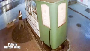 Włamanie do miejskiego tramwaju; zdj. z miejskiego monitoringu