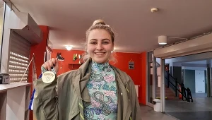 Julia Zielińska prezentuje złoty medal mistrzostw Finlandii
